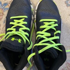 Like new under armor sneakers